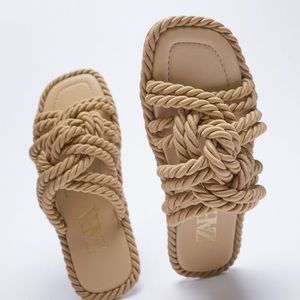 NEW / NEVER WORN 
LOW HEEL KNOTTED SANDALS
Mink Gray 1/2607/811/085/38